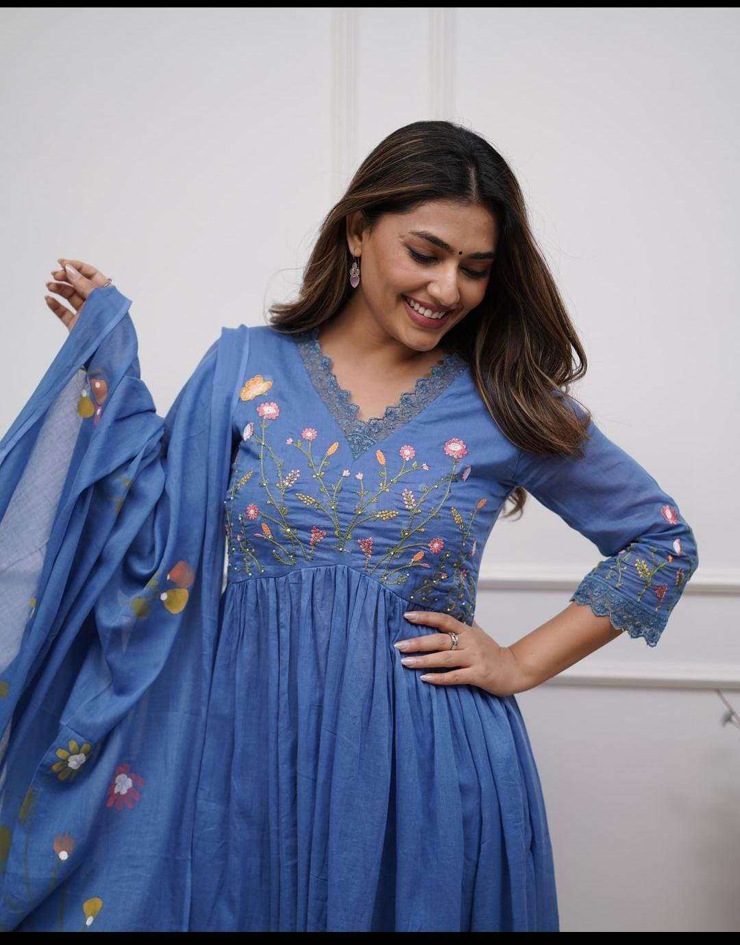 Sequence embroidered heavy cotton three piece suit set Secondary image