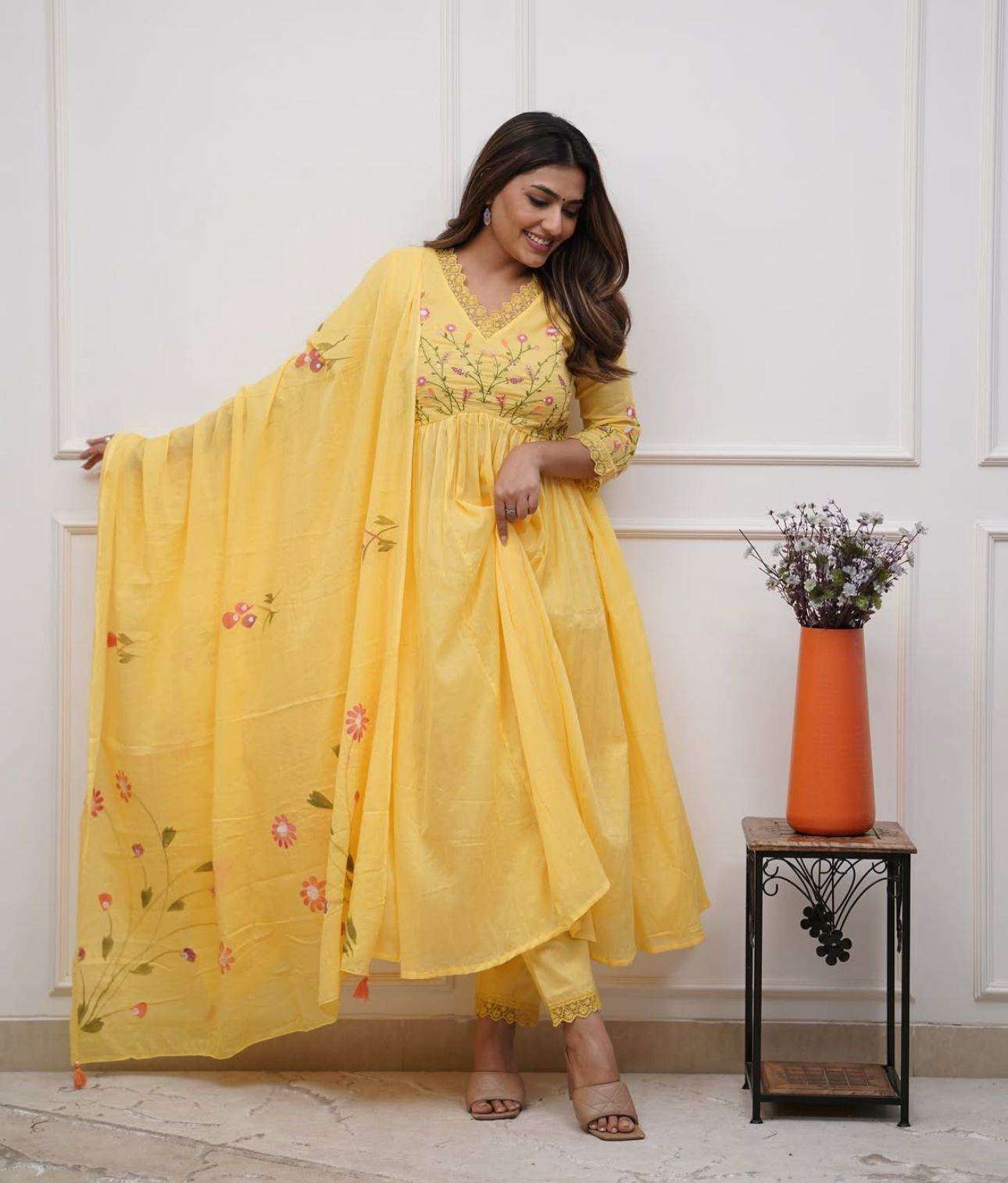 Heavy floral embroidered cotton kurti set Secondary image