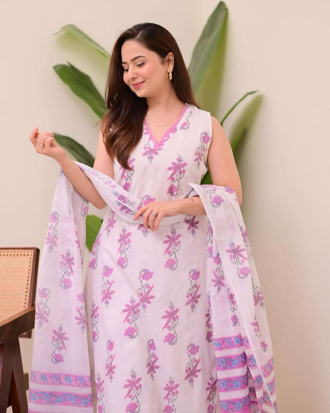Beautiful floral printed cut-sleeves cotton kurti set Secondary image