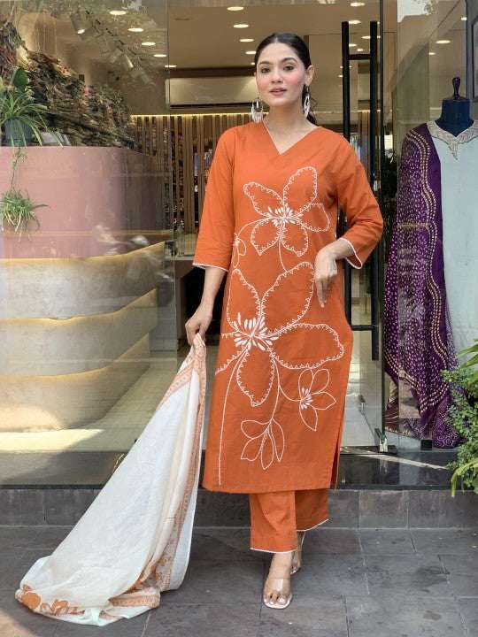 Front embroidered with lace work cotton suit set Main image