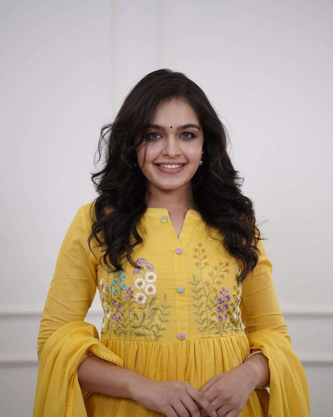 Beautiful pure cotton mustard yellow kurta set Secondary image
