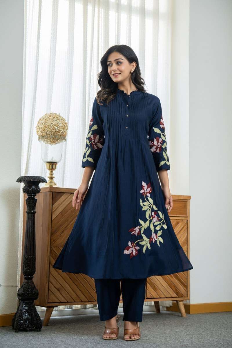 Beautiful design embroidery work long kurta-pant set Main image