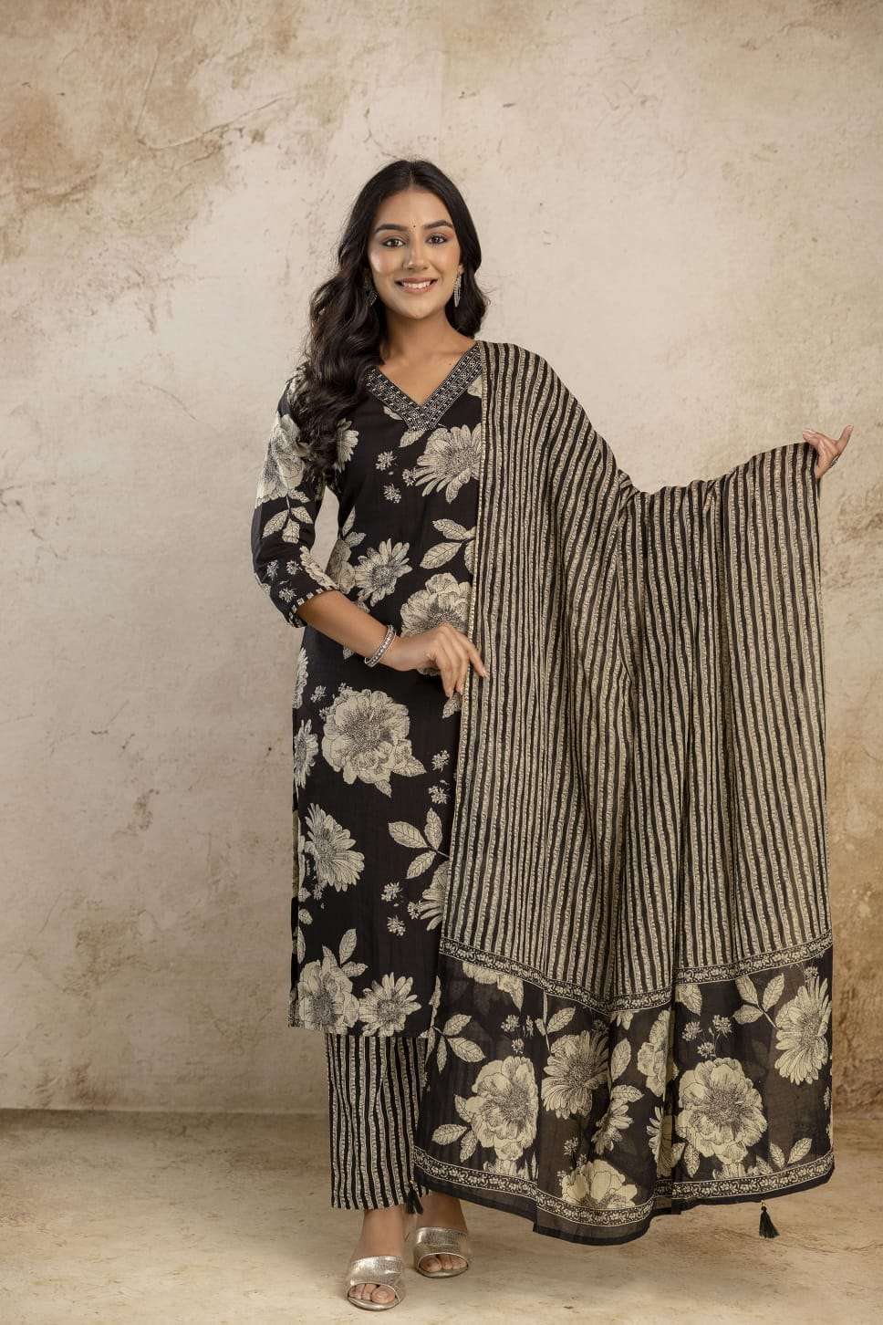 Pure cotton kurta set with printed dupatta and pants Main image