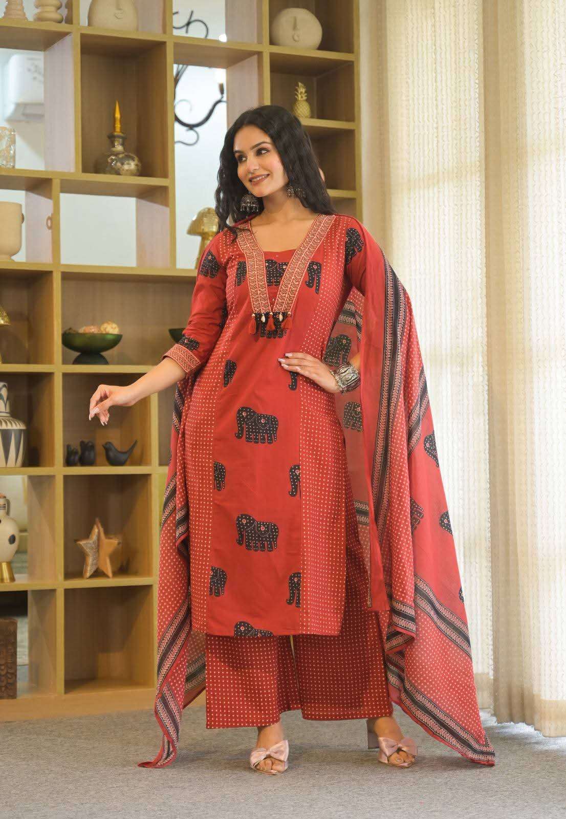 The jaipuri style: yoke detailed cotton three piece set Secondary image